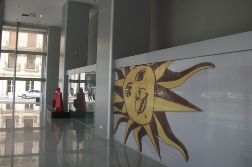 Hall comercial con revestimientos en aluminio