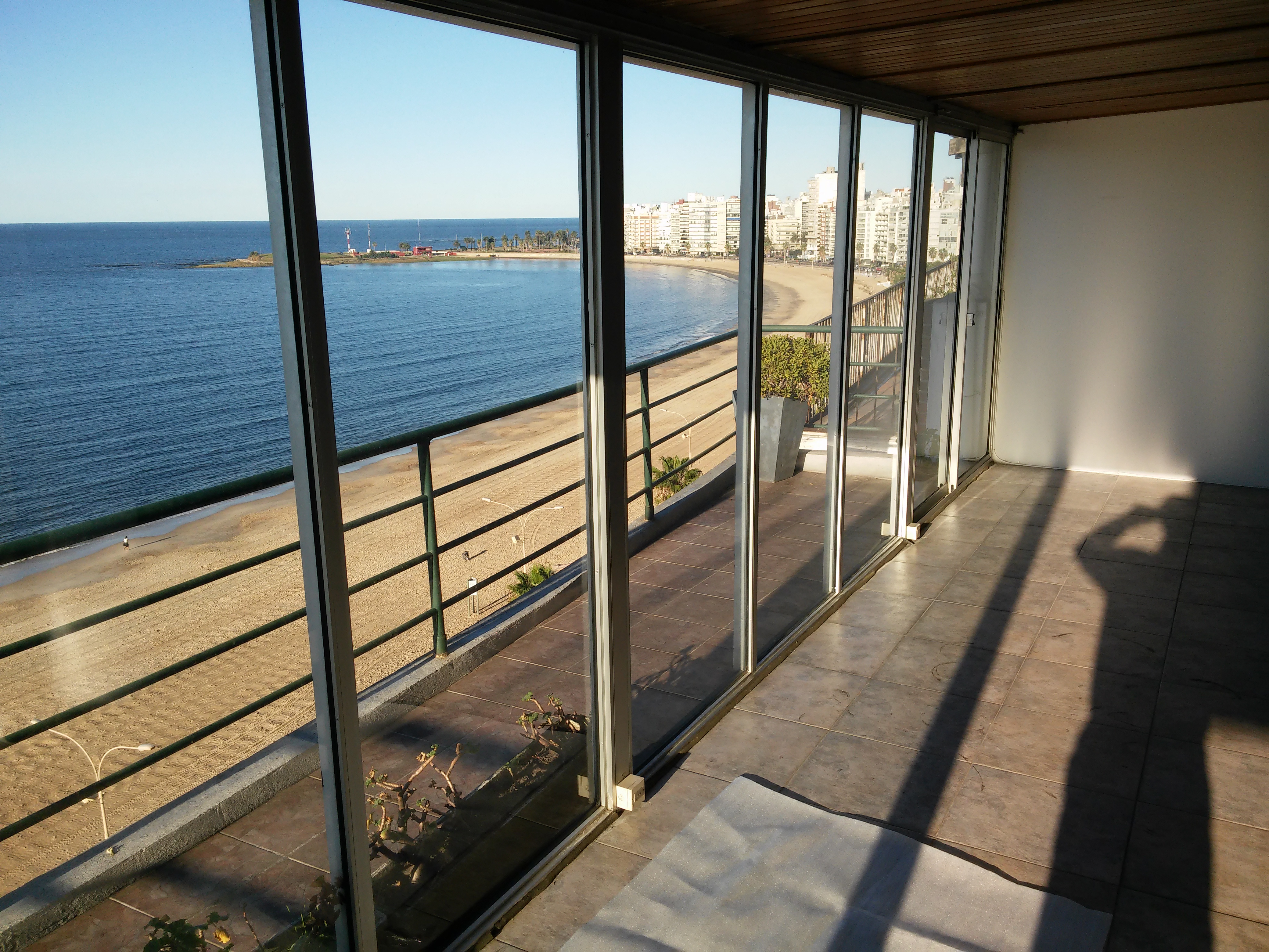 Cerramiento panorámico con vista a la rambla de Pocitos