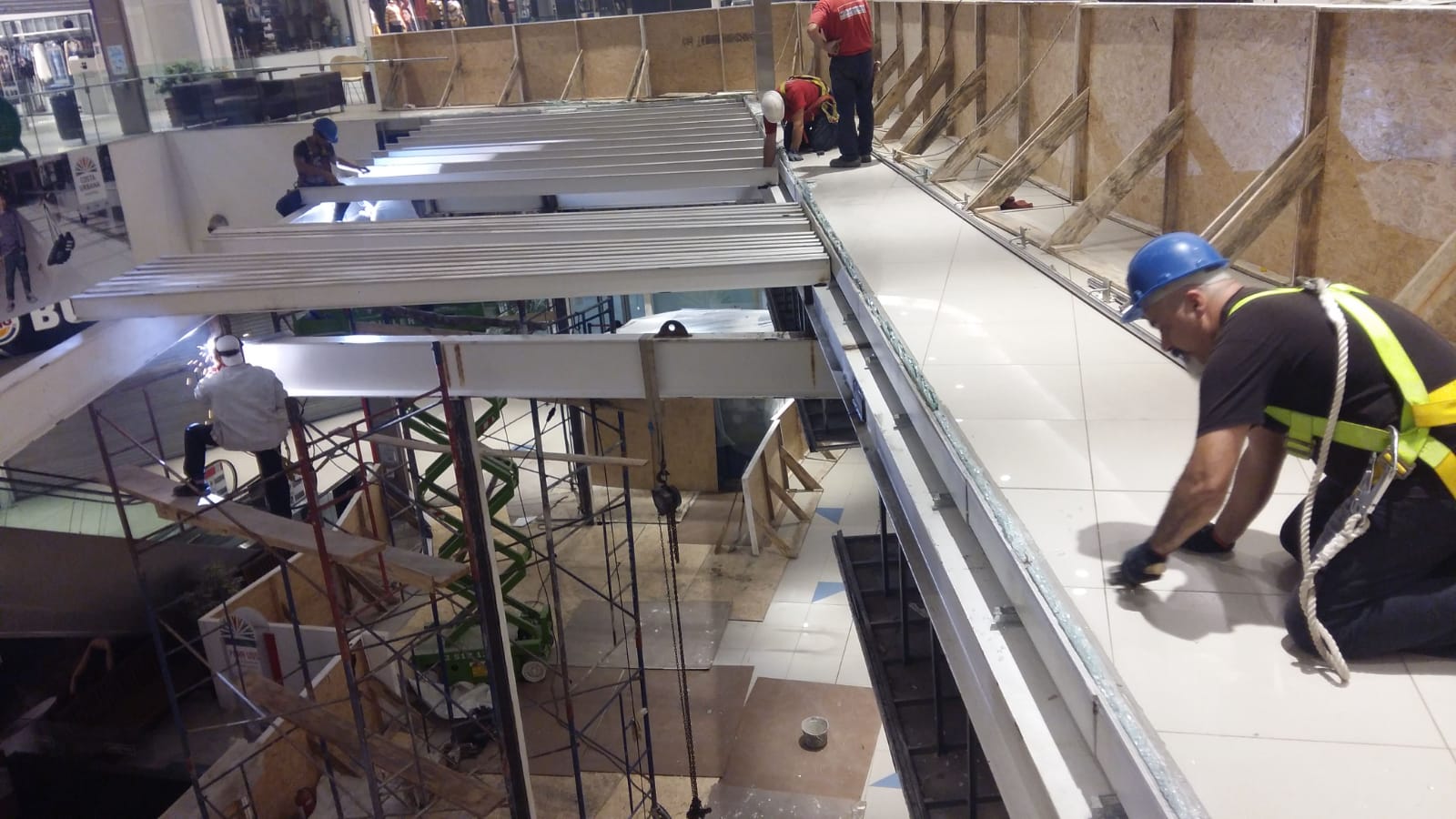 Obra comercial en shopping — estructura y cristales