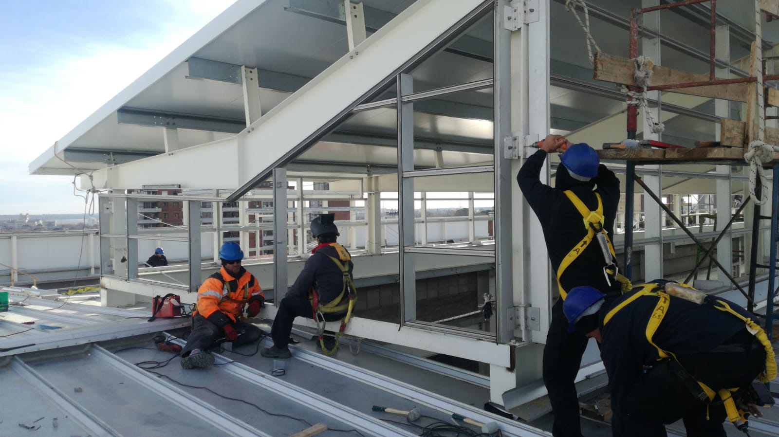 Equipo Pirez Aluminio trabajando en obra en altura